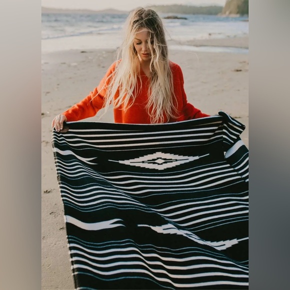 NWOT Slowtide Hayden Fleece Blanket - Picture 7 of 11